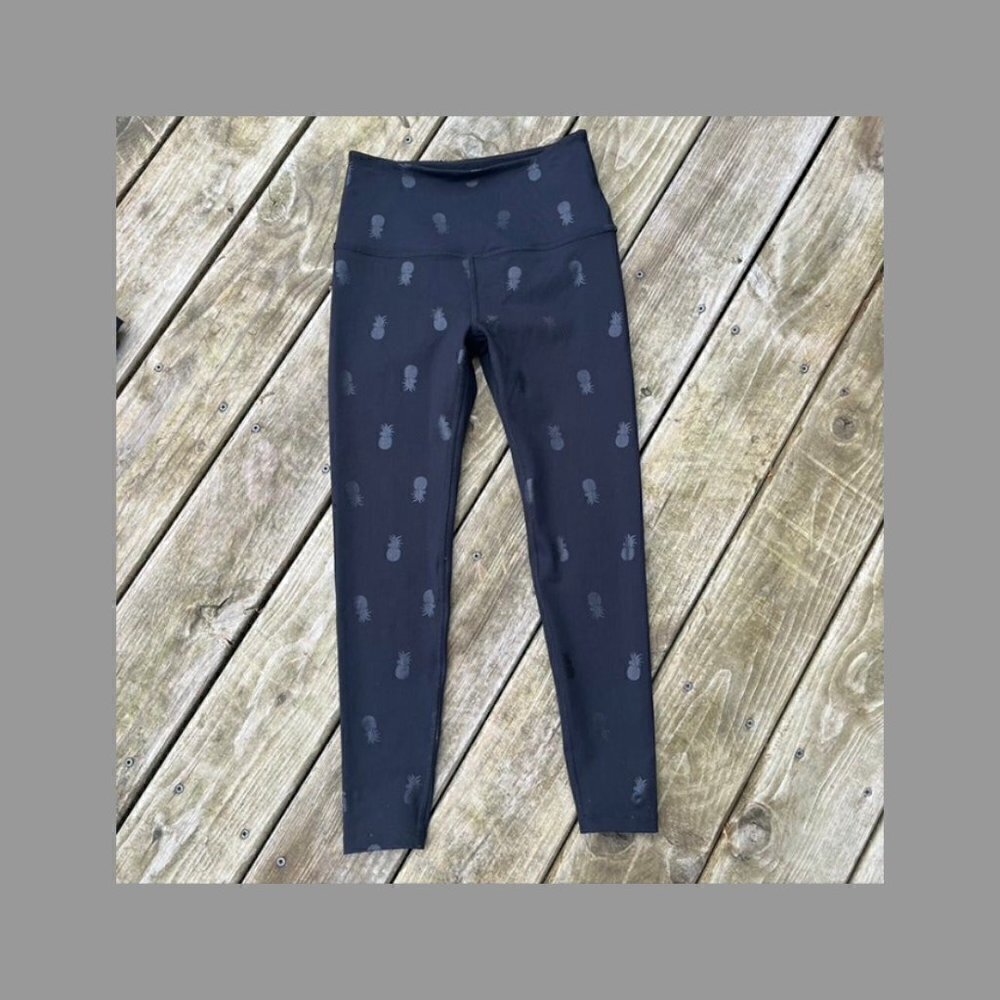 ** Beyond Yoga High Waister Midi Legging embossed Pineapple Print Black S